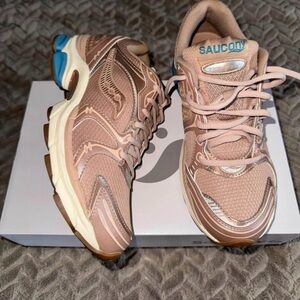 Saucony ProGrid Triumph 4 Tan/Royal Women’s Sneakers. Size 7.5. New w box